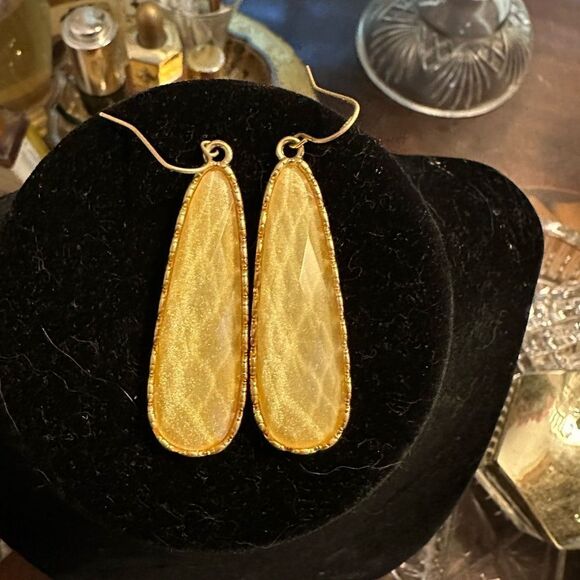 Boho Vintage-look Cream Earrings Crown Shimmer Resin Cabochon Premiere Designs - Picture 5 of 7